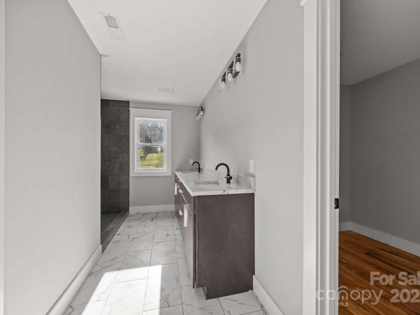 64 Pinedale Road, Asheville, NC 28805.  MLS# CAR4210375, YatesRealty ID 20158. Primary bath/closet