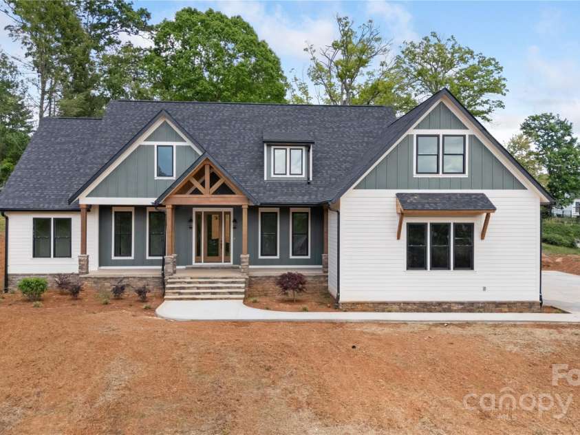 135 Westview Drive, Hendersonville, NC 28791.  MLS# CAR4226681, YatesRealty ID 20159. 