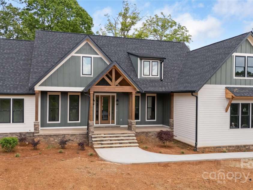 135 Westview Drive, Hendersonville, NC 28791.  MLS# CAR4226681, YatesRealty ID 20159. 
