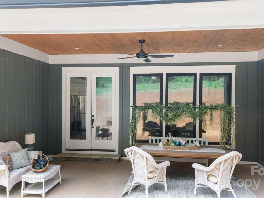 135 Westview Drive, Hendersonville, NC 28791.  MLS# CAR4226681, YatesRealty ID 20159. 