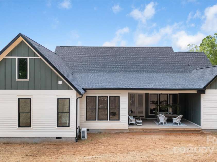 135 Westview Drive, Hendersonville, NC 28791.  MLS# CAR4226681, YatesRealty ID 20159. 