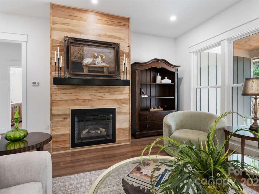 135 Westview Drive, Hendersonville, NC 28791.  MLS# CAR4226681, YatesRealty ID 20159. 