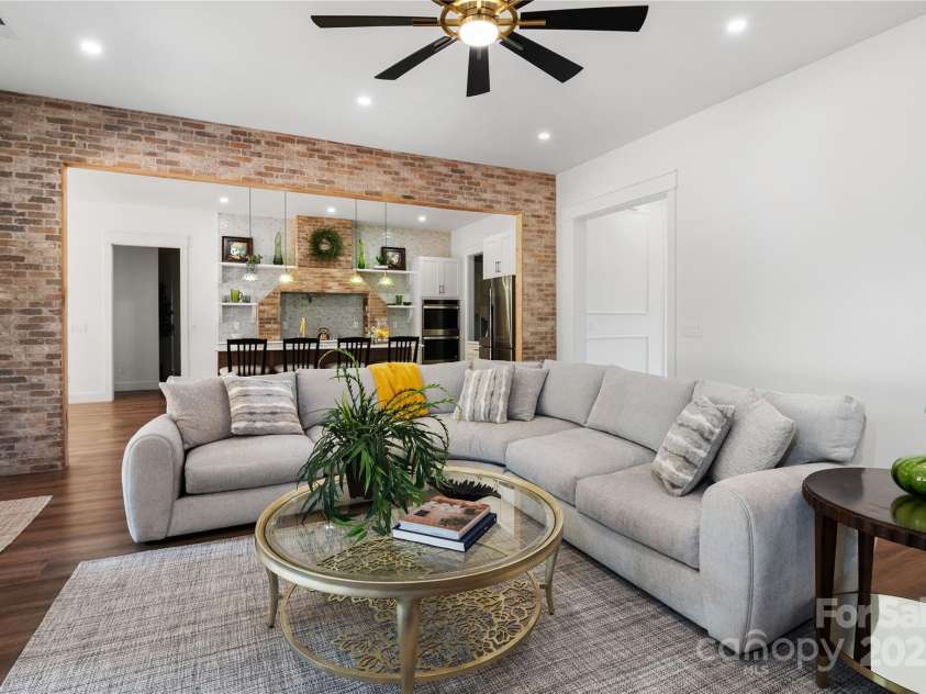 135 Westview Drive, Hendersonville, NC 28791.  MLS# CAR4226681, YatesRealty ID 20159. 