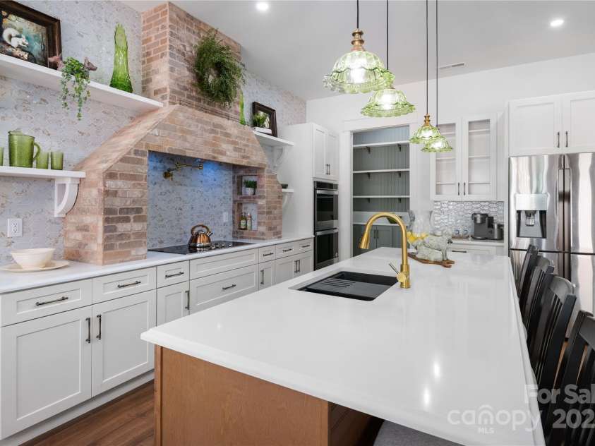 135 Westview Drive, Hendersonville, NC 28791.  MLS# CAR4226681, YatesRealty ID 20159. 