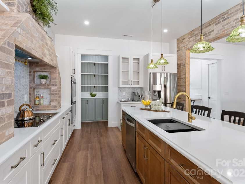 135 Westview Drive, Hendersonville, NC 28791.  MLS# CAR4226681, YatesRealty ID 20159. 