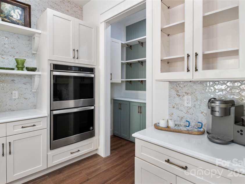 135 Westview Drive, Hendersonville, NC 28791.  MLS# CAR4226681, YatesRealty ID 20159. 