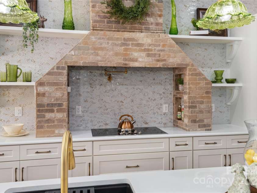 135 Westview Drive, Hendersonville, NC 28791.  MLS# CAR4226681, YatesRealty ID 20159. 