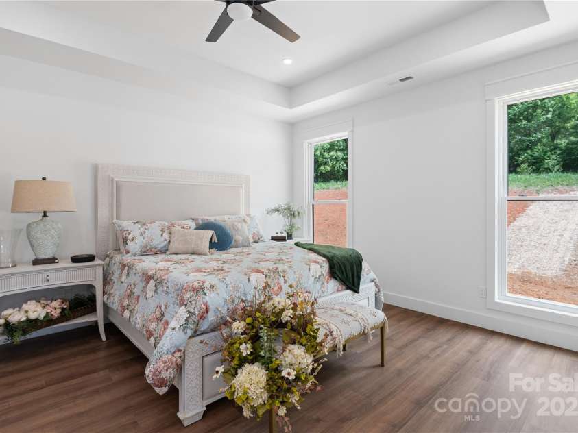 135 Westview Drive, Hendersonville, NC 28791.  MLS# CAR4226681, YatesRealty ID 20159. 