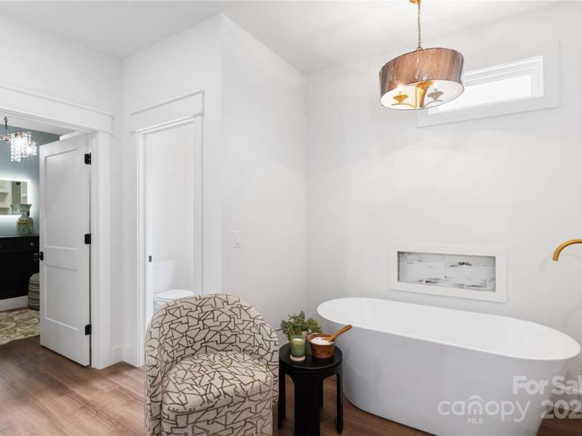 135 Westview Drive, Hendersonville, NC 28791.  MLS# CAR4226681, YatesRealty ID 20159. 