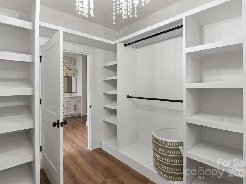 135 Westview Drive, Hendersonville, NC 28791.  MLS# CAR4226681, YatesRealty ID 20159. 