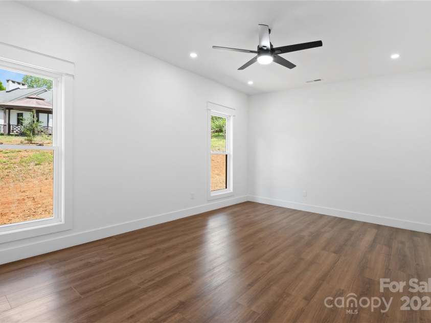 135 Westview Drive, Hendersonville, NC 28791.  MLS# CAR4226681, YatesRealty ID 20159. 