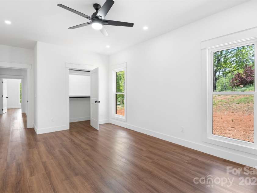 135 Westview Drive, Hendersonville, NC 28791.  MLS# CAR4226681, YatesRealty ID 20159. 