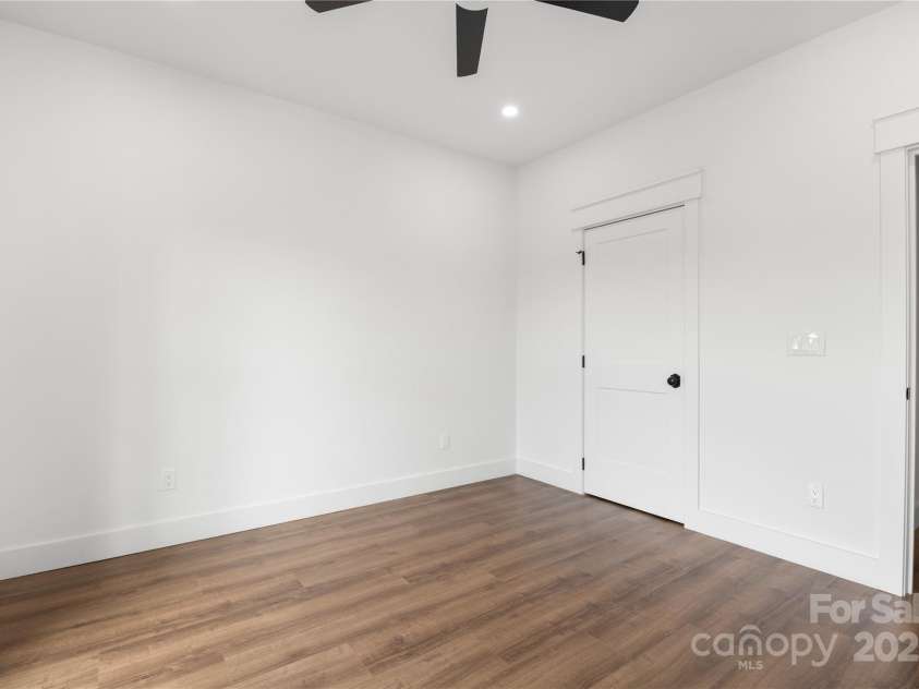 135 Westview Drive, Hendersonville, NC 28791.  MLS# CAR4226681, YatesRealty ID 20159. 