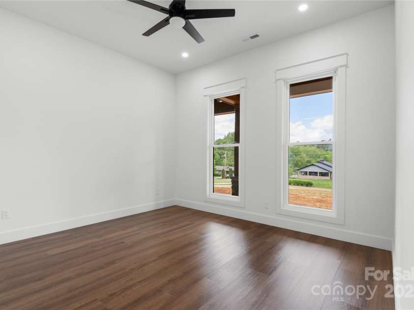 135 Westview Drive, Hendersonville, NC 28791.  MLS# CAR4226681, YatesRealty ID 20159. 