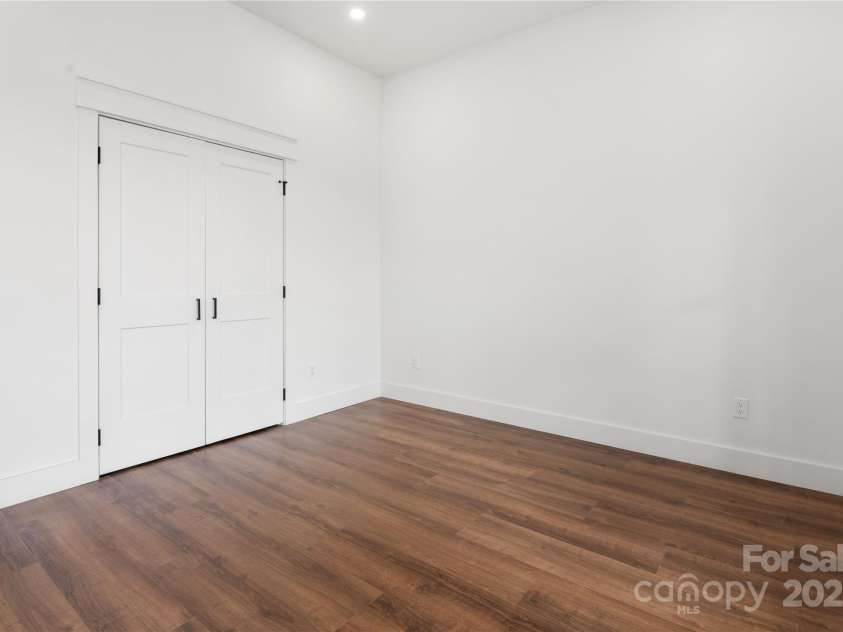 135 Westview Drive, Hendersonville, NC 28791.  MLS# CAR4226681, YatesRealty ID 20159. 