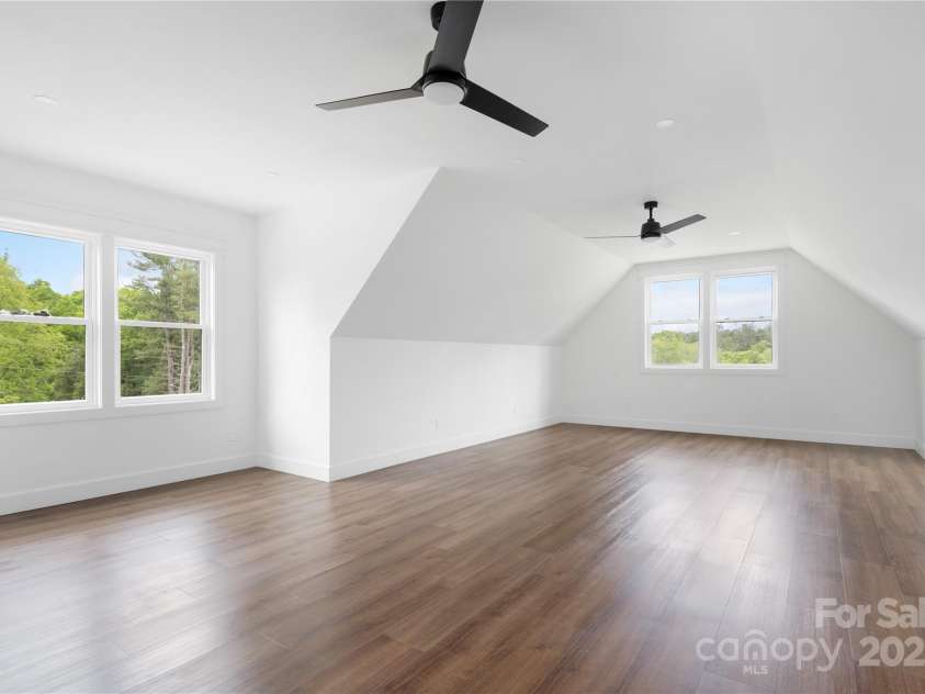 135 Westview Drive, Hendersonville, NC 28791.  MLS# CAR4226681, YatesRealty ID 20159. 