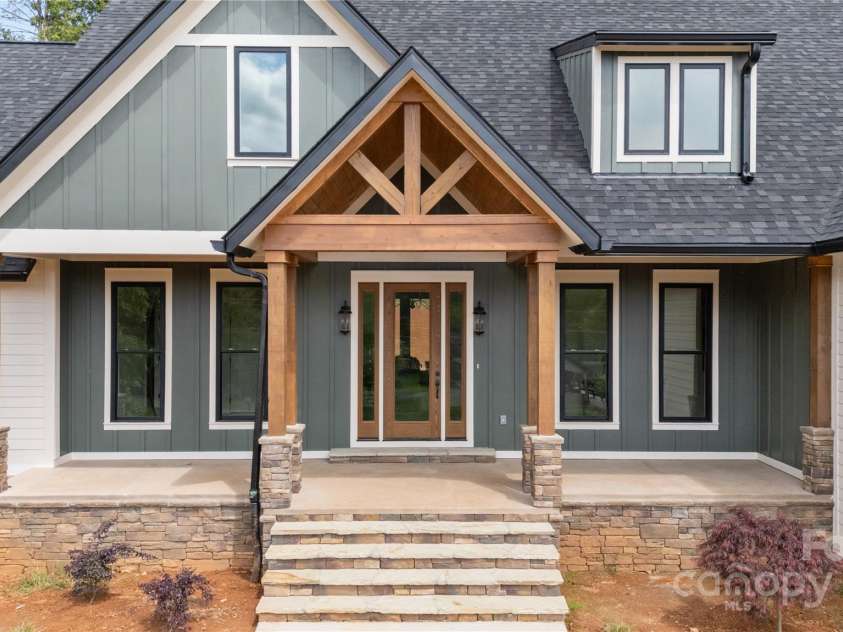 135 Westview Drive, Hendersonville, NC 28791.  MLS# CAR4226681, YatesRealty ID 20159. 