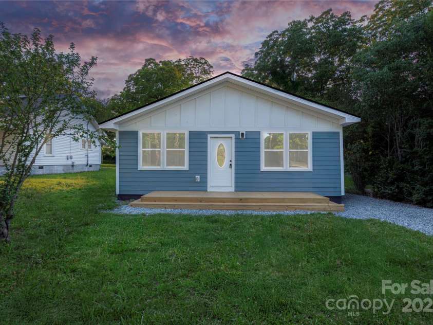 300 Center Street, Thomasville, NC 27360.  MLS# CAR4257880, YatesRealty ID 20160. 