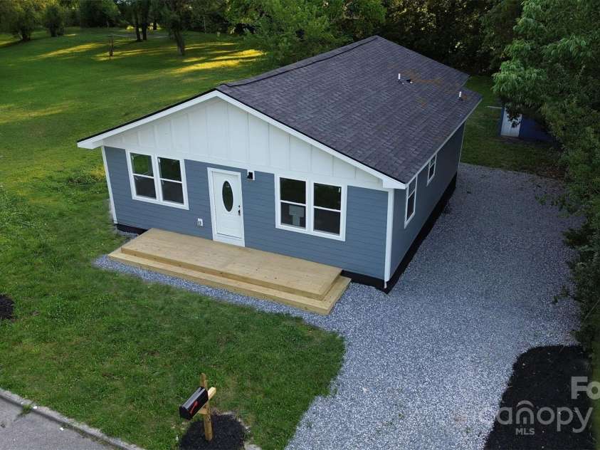 300 Center Street, Thomasville, NC 27360.  MLS# CAR4257880, YatesRealty ID 20160. 