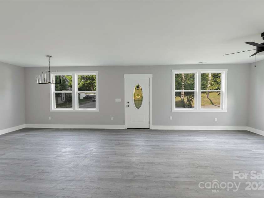 300 Center Street, Thomasville, NC 27360.  MLS# CAR4257880, YatesRealty ID 20160. 