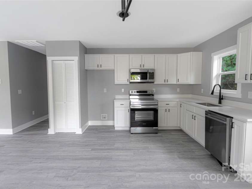 300 Center Street, Thomasville, NC 27360.  MLS# CAR4257880, YatesRealty ID 20160. 