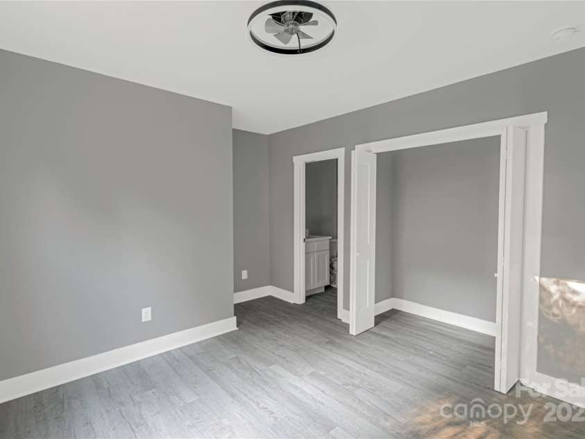 300 Center Street, Thomasville, NC 27360.  MLS# CAR4257880, YatesRealty ID 20160. 