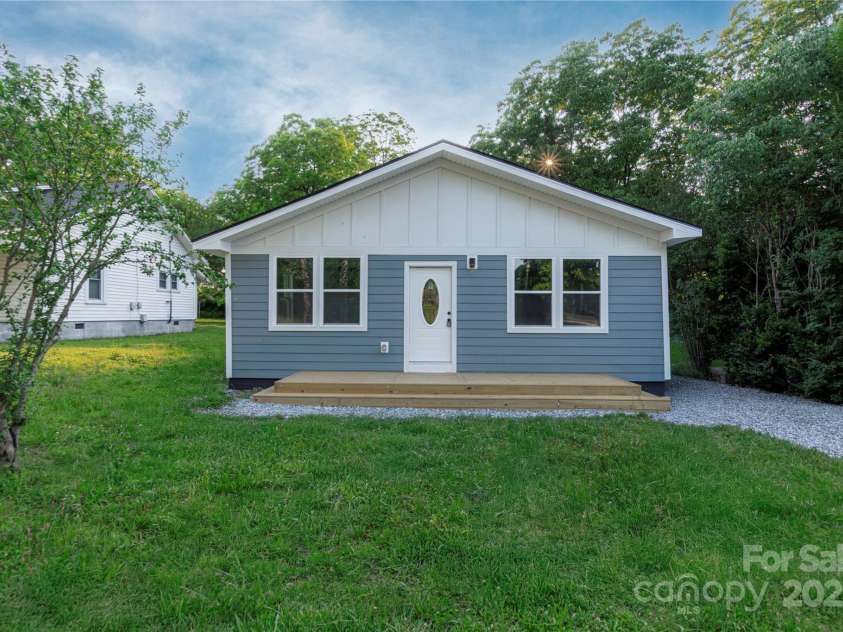 300 Center Street, Thomasville, NC 27360.  MLS# CAR4257880, YatesRealty ID 20160. 