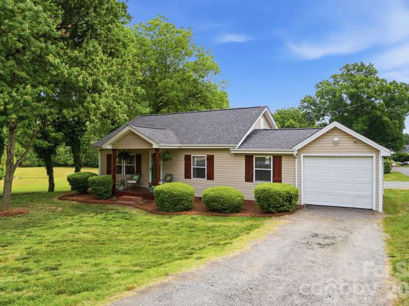 215 Dallas Road, Stanley, NC 28164.  MLS# CAR4379351, YatesRealty ID 20161. 