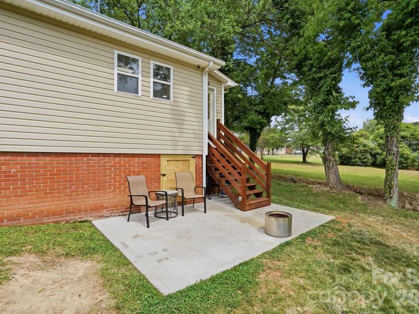 215 Dallas Road, Stanley, NC 28164.  MLS# CAR4379351, YatesRealty ID 20161. 