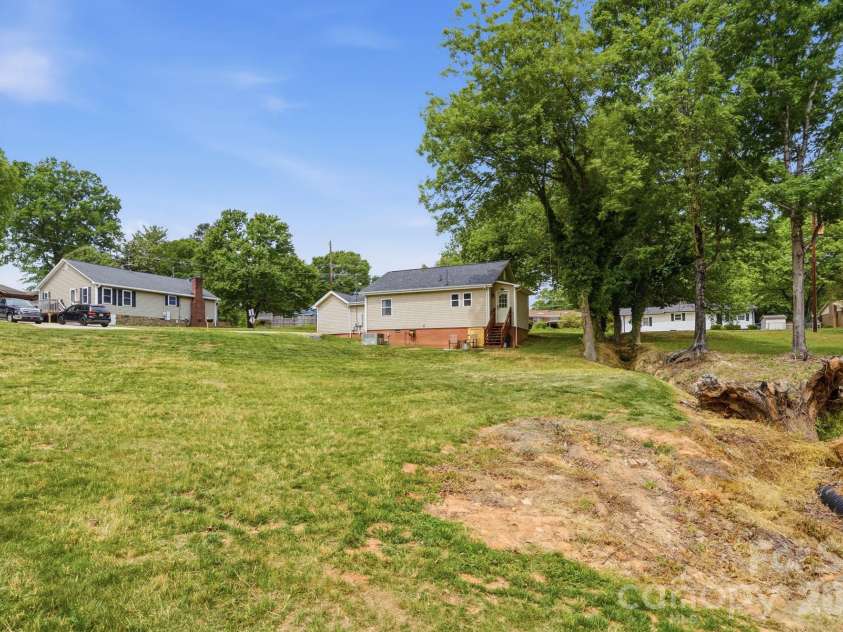 215 Dallas Road, Stanley, NC 28164.  MLS# CAR4379351, YatesRealty ID 20161. 