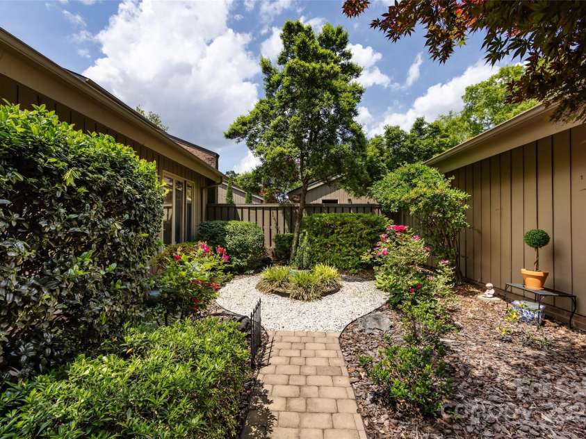5128 Dunes Court, Charlotte, NC 28226.  MLS# CAR4249408, YatesRealty ID 20161. Beautifully landscaped  Courtyard