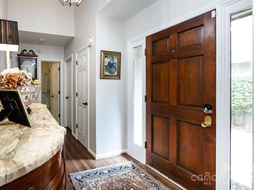 5128 Dunes Court, Charlotte, NC 28226.  MLS# CAR4249408, YatesRealty ID 20161. Entryway