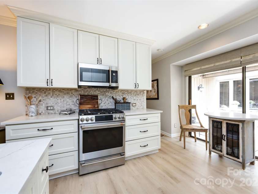 5128 Dunes Court, Charlotte, NC 28226.  MLS# CAR4249408, YatesRealty ID 20161. Gas Range