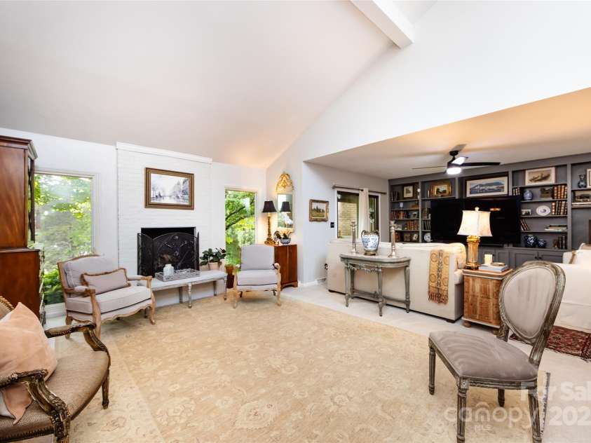 5128 Dunes Court, Charlotte, NC 28226.  MLS# CAR4249408, YatesRealty ID 20161. Great Room open to den