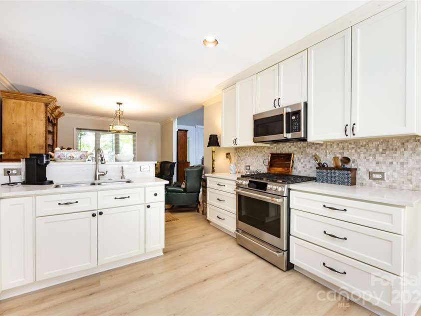 5128 Dunes Court, Charlotte, NC 28226.  MLS# CAR4249408, YatesRealty ID 20161. Kitchen
