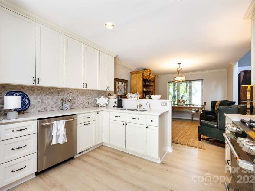 5128 Dunes Court, Charlotte, NC 28226.  MLS# CAR4249408, YatesRealty ID 20161. Kitchen open to dining area