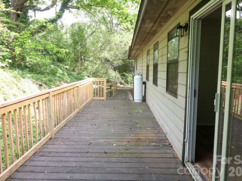 131 Upper Grassy Branch Road, Asheville, NC 28805.  MLS# CAR4379246, YatesRealty ID 20162. 