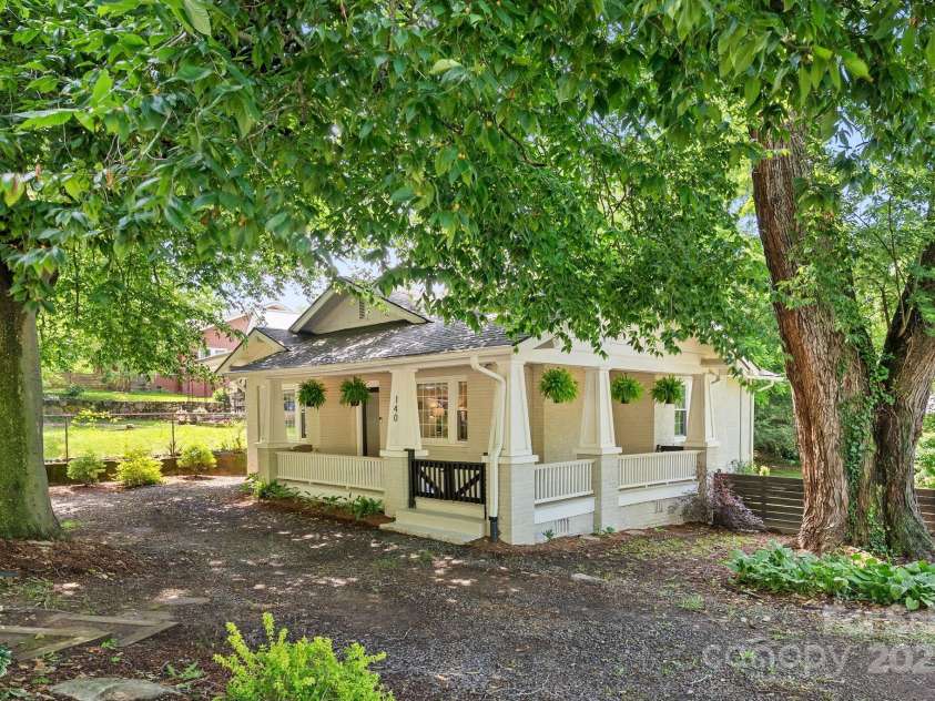 140 Pennsylvania Avenue, Asheville, NC 28806.  MLS# CAR4293015, YatesRealty ID 20162. Front corner of house