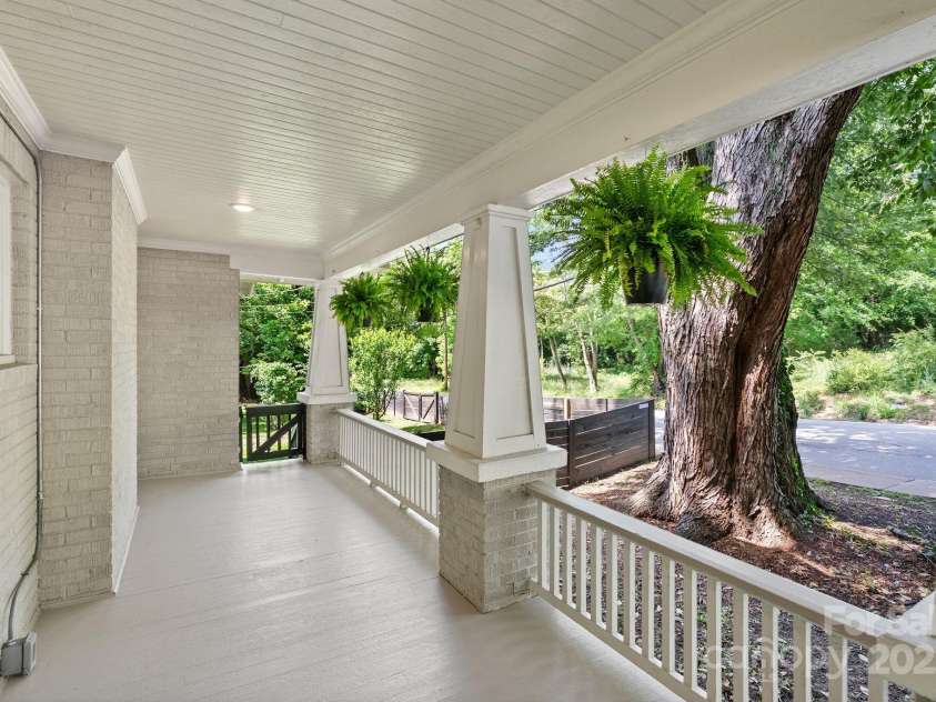 140 Pennsylvania Avenue, Asheville, NC 28806.  MLS# CAR4293015, YatesRealty ID 20162. Hanover side of front porch