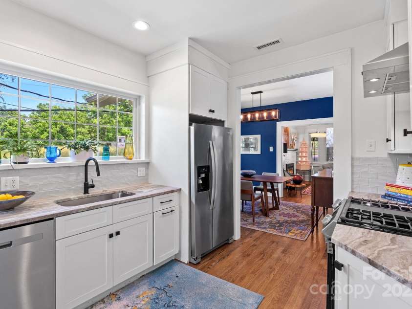 140 Pennsylvania Avenue, Asheville, NC 28806.  MLS# CAR4293015, YatesRealty ID 20162. Kitchen facing into dining room