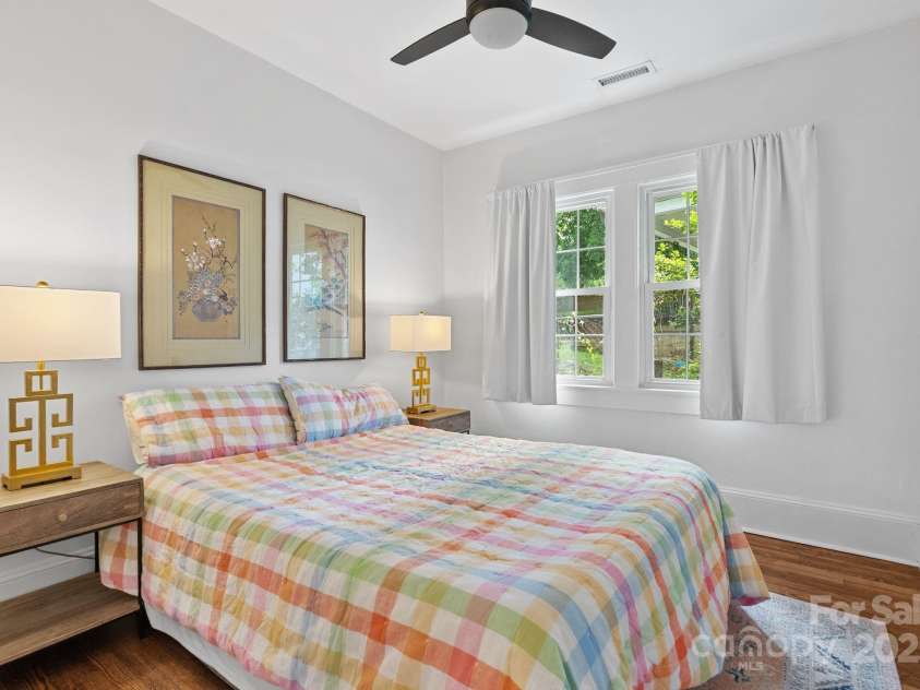 140 Pennsylvania Avenue, Asheville, NC 28806.  MLS# CAR4293015, YatesRealty ID 20162. Middle bedroom