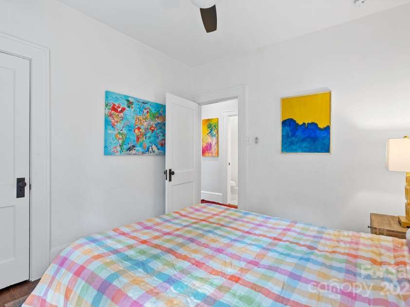 140 Pennsylvania Avenue, Asheville, NC 28806.  MLS# CAR4293015, YatesRealty ID 20162. Middle bedroom