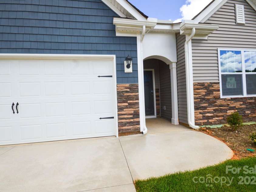 52 Woodvale Drive, Waynesville, NC 28786.  MLS# CAR4210726, YatesRealty ID 20163. 