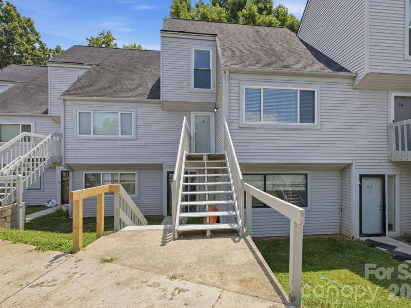 1050 21st Avenue, Hickory, NC 28601.  MLS# CAR4399644, YatesRealty ID 20166. 
