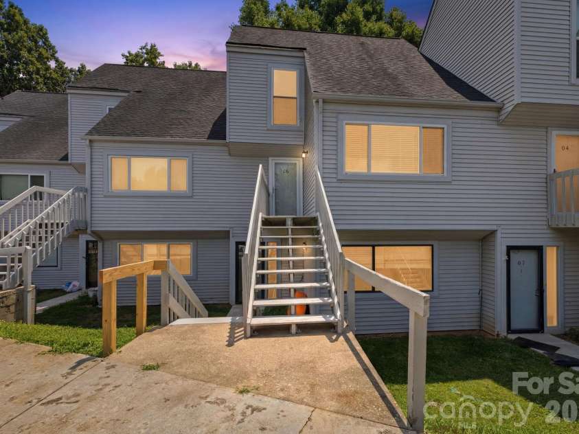 1050 21st Avenue, Hickory, NC 28601.  MLS# CAR4399644, YatesRealty ID 20166. 