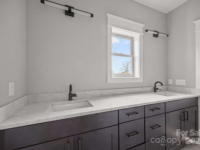 62 Pinedale Road, Asheville, NC 28805.  MLS# CAR4210140, YatesRealty ID 20166. Primary bath