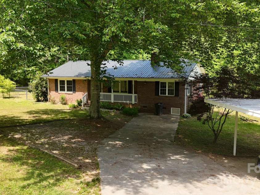 833 Chestnut Street, Stanley, NC 28164.  MLS# CAR4220196, YatesRealty ID 20168. 