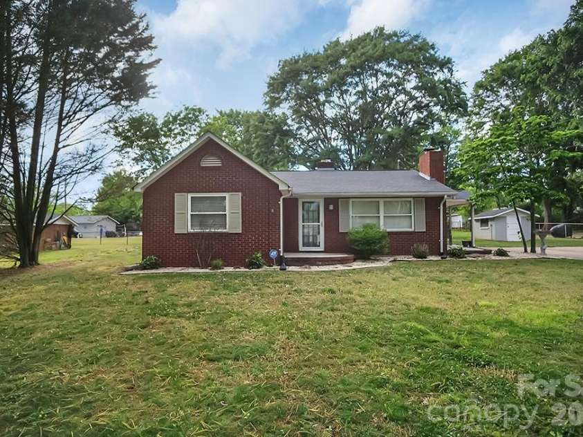 1305 Markway Street, Shelby, NC 28150.  MLS# CAR4379303, YatesRealty ID 20171. 
