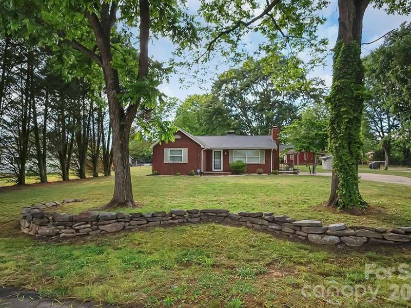 1305 Markway Street, Shelby, NC 28150.  MLS# CAR4379303, YatesRealty ID 20171. 