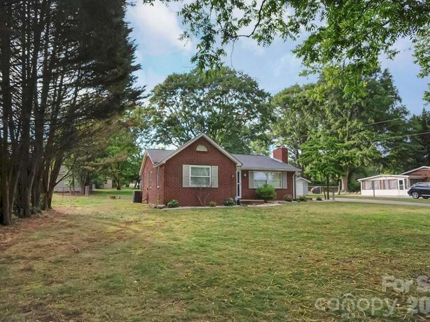 1305 Markway Street, Shelby, NC 28150.  MLS# CAR4379303, YatesRealty ID 20171. 